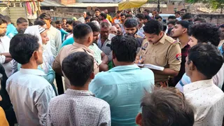 प्रतापगढ़ के फतनपुर में अधेड़ द्वारा फंदे से लटककर आत्महत्या करने वाले के बाद लोगों से पूछताछ करती पुलिस। जागरण