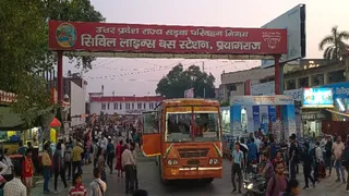 प्रयागराज के सिविल लाइंस बस अड्डा पर गंतव्य की ओर जाने के लिए यात्रियों की भीड़। जागरण