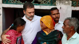 रायबरेली में हरिओम के परिजनों से मिले राहुल गांधी। (फोटो सोर्स- एएनआई)