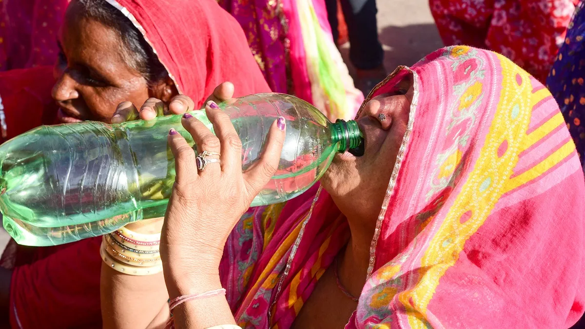 https://www.jagranimages.com/images/2025/10/17/article/image/summer,-heat-wave-1760667076344.jpg
