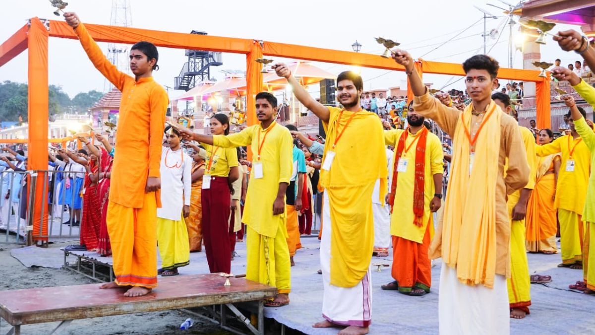 ayodhya deepotsav 2025 create history on the banks of the saryu river with a grand aarti lit with 2100 lamps