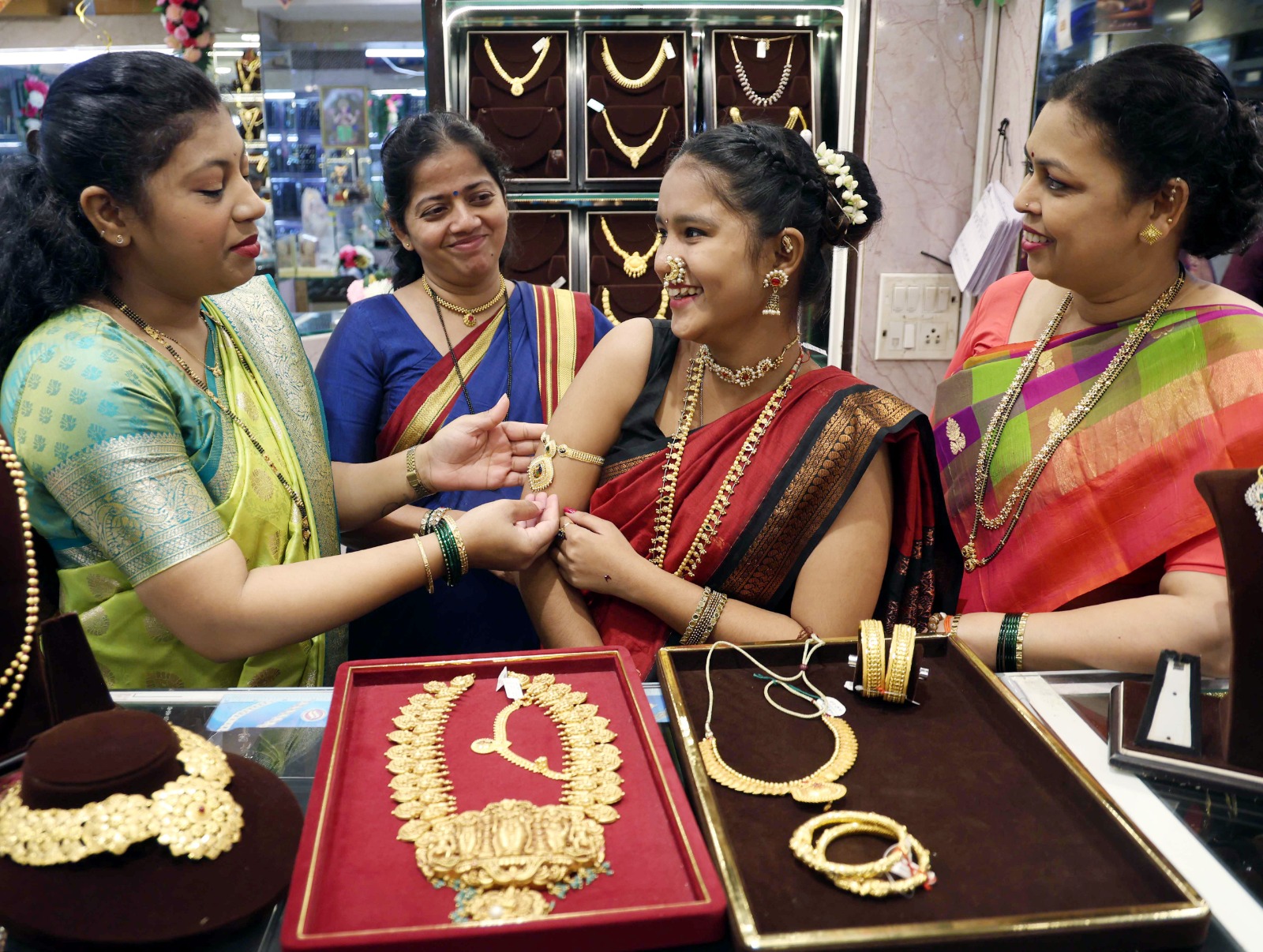 record gold sales on dhanteras indians spend 1 lakh crore despite price hike