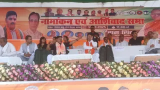 नामांकन सभा में उपस्थित त्रिपुरा के मुख्यमंत्री व अन्य नेता। जागरण