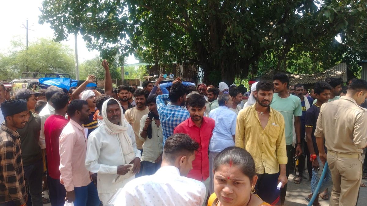 farmers protest in banda over delayed fertilizer distribution