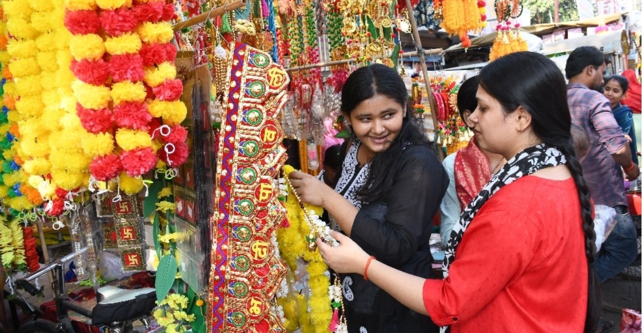 diwali 2025 dhanteras today kanpur gold and silver market expected to cross 6000 crore