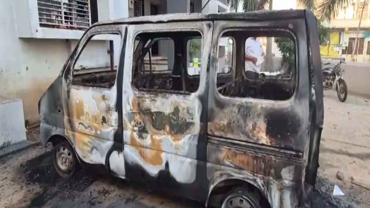 https://www.jagranimages.com/images/2025/10/18/article/image/Gujarat-Clash-(1)-1760773848195.jpg