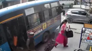 शिमला के रामपुर बाजार में एचआरटीसी की बस में आग लगने से बाहर निकलती सवारियां।