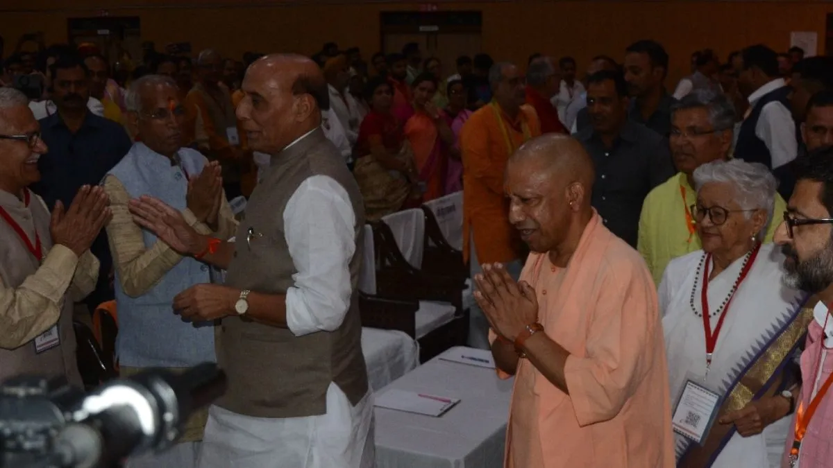 ईद मिलन के कार्यक्रम देखे थे अब दीपावली परिवार मिलन देखना अत्यंत प्रासंगिक: योगी
