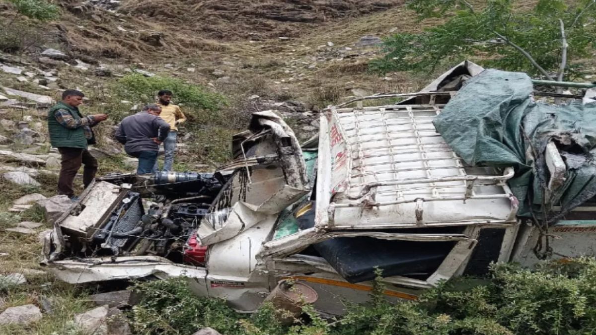 maharashtra accident pickup truck falls into gorge 8 dead