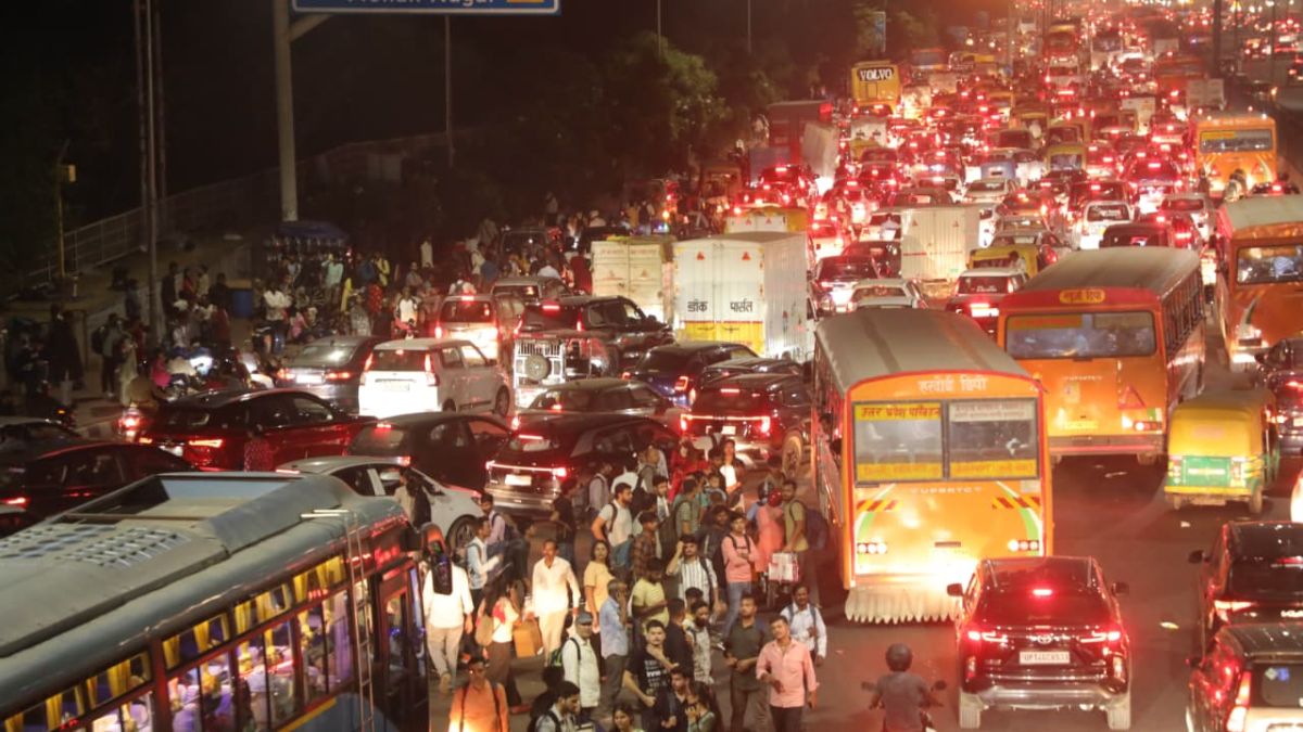 delhincr exodus massive traffic jams on yamuna expressway