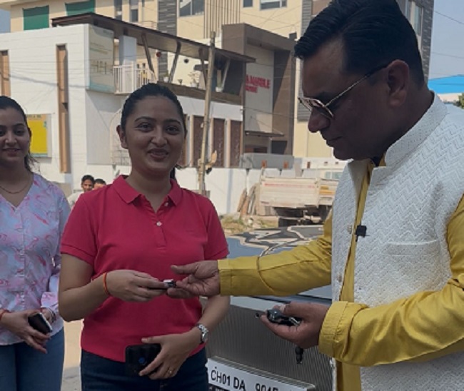 dildar bhatia gifts cars employees celebrated as celebrities