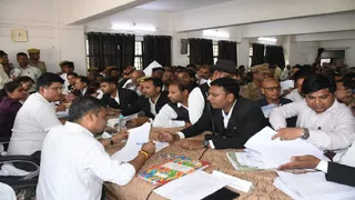 फूलपुर तहसील में शनिवार को आयोजित संपूर्ण समाधान दिवस में शिकायतें सुनते प्रयागराज के डीएम मनीष कुमार वर्मा। सौ. सूचना विभाग