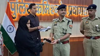 पुलिस लाइन में खोया मोबाइल संबंधित लोगों को सौंपती प्रयागराज पुलिस की सर्विलांस टीम। सौ. पुलिस मीडिया सेल
