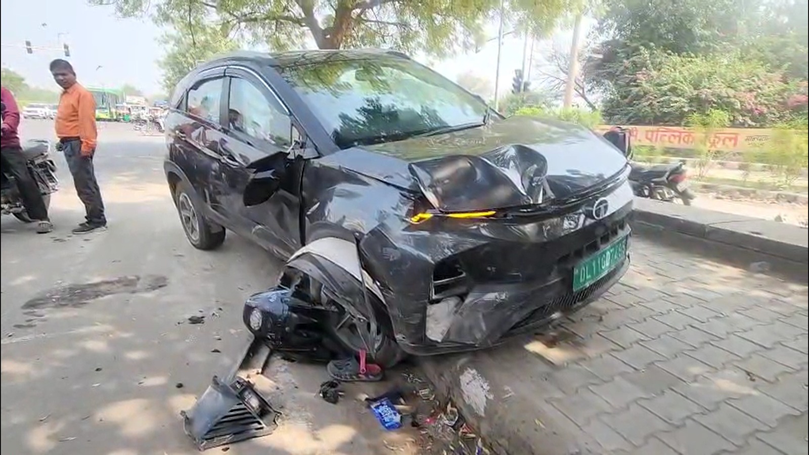 delhi road accident tata nexon hits bike erickshaw in begumpur