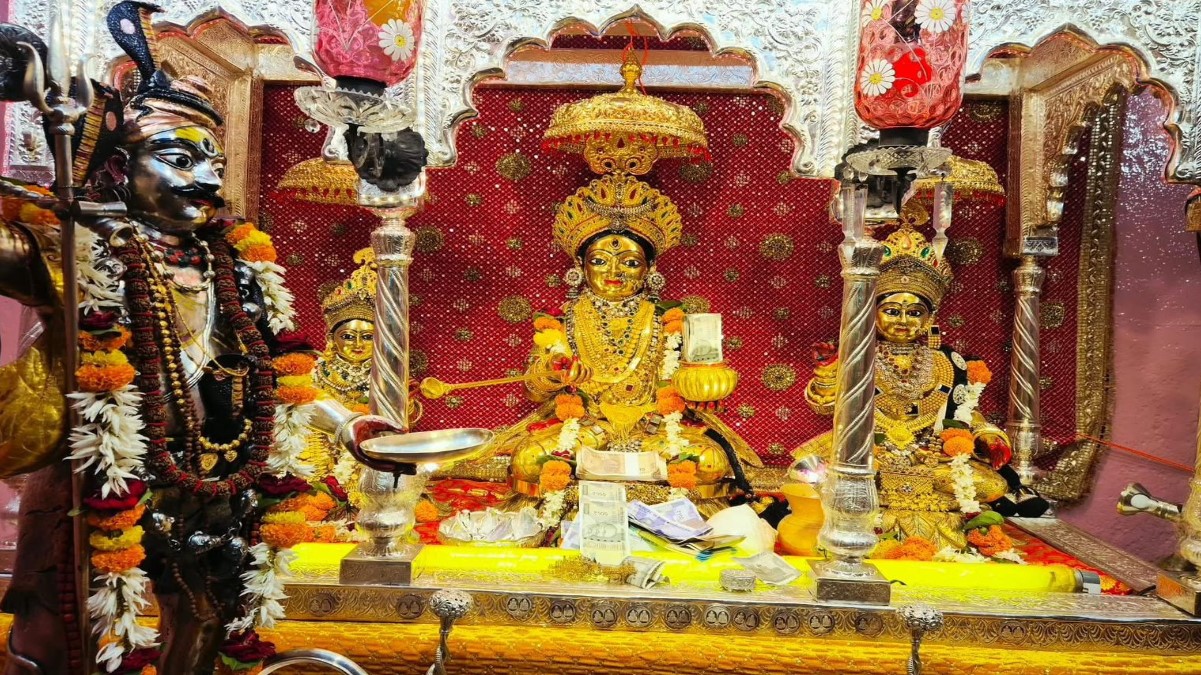 kashi annapurna temple ann dhan treasure showered on devotees in varanasi