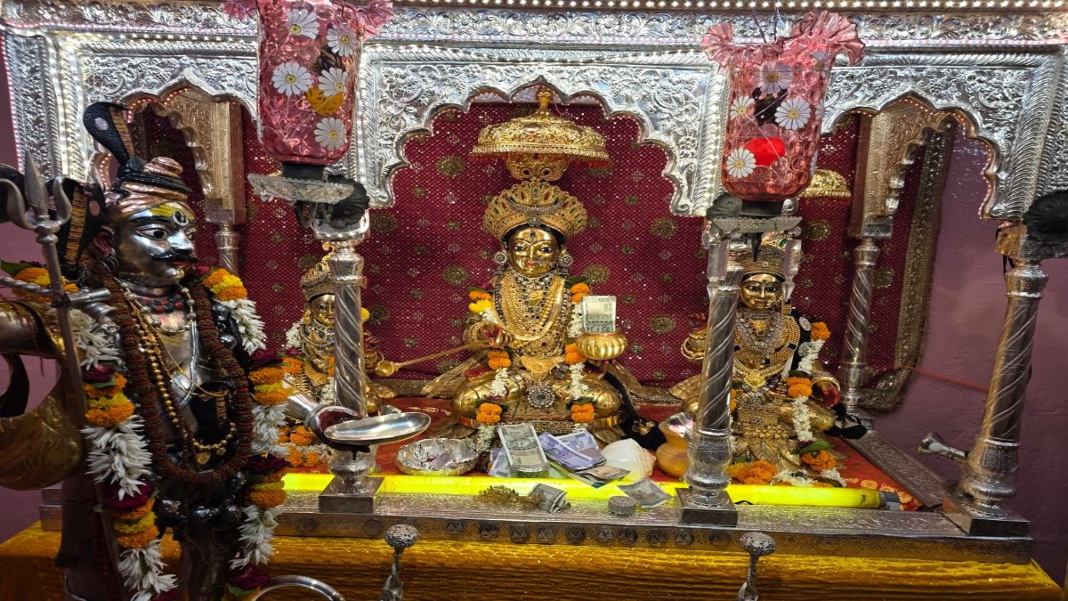 swarna annapoorneshwari temple treasure showered on devotees in varanasi