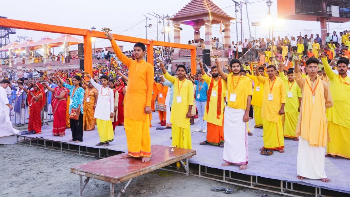 ayodhya completes final preparations for deepotsav 2025 2100 people rehearse for grand maha aarti on the banks of the saryu river