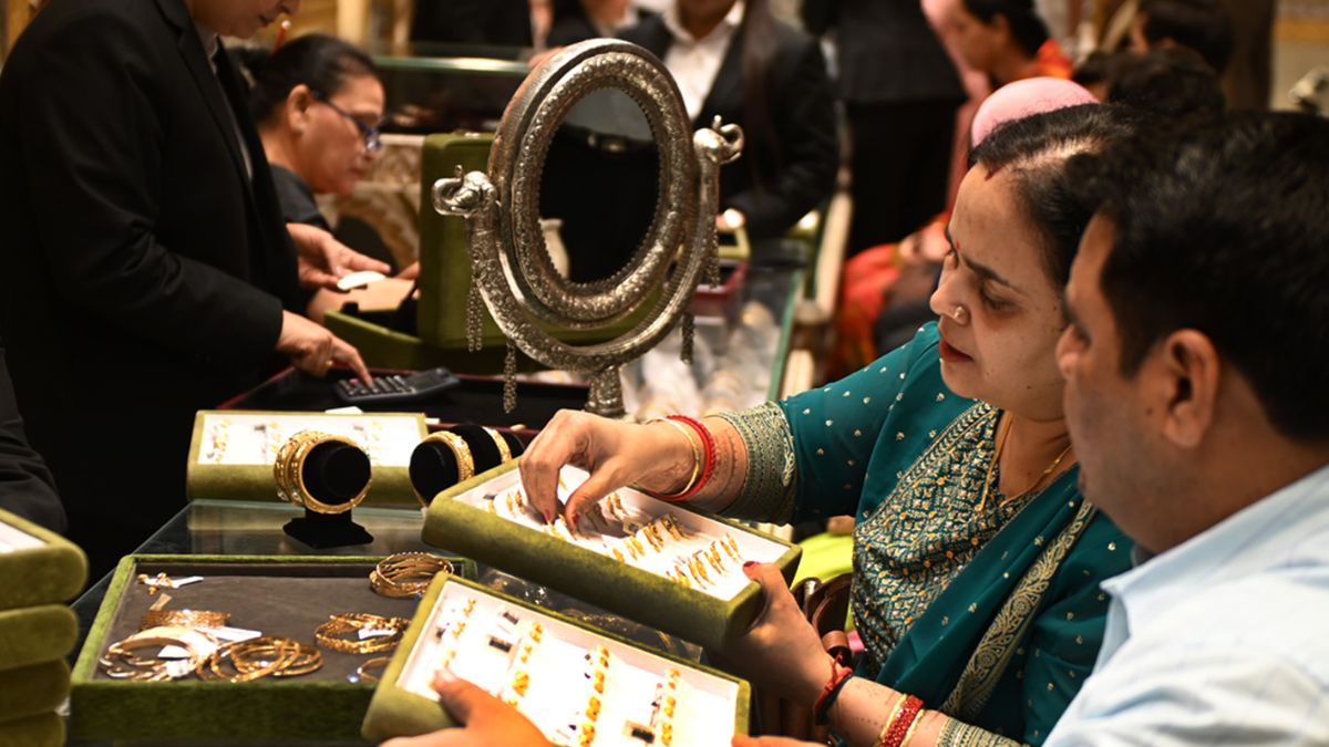 gold and silver demand surge dhanteras sales expected to reach 15000 crore