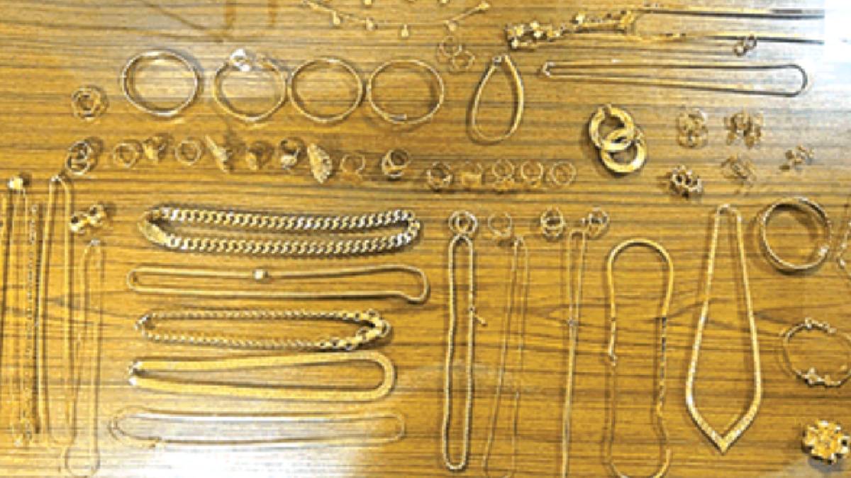 gold jewelry seized from dubai passengers at amritsar airport