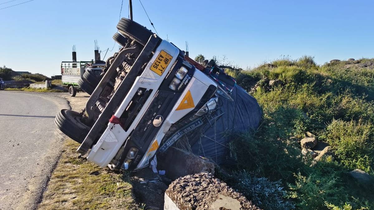 himachal accident truck overturns on nahan shimla highway while saving cat