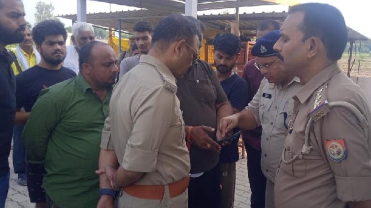 petrol pump robbery in chitrakoot armed robbers loot cash server