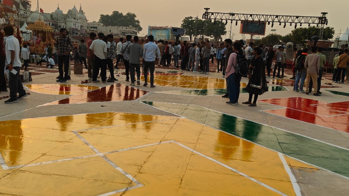 ayodhya deepotsav 2024 ram ki paidi illuminated with millions of lamps