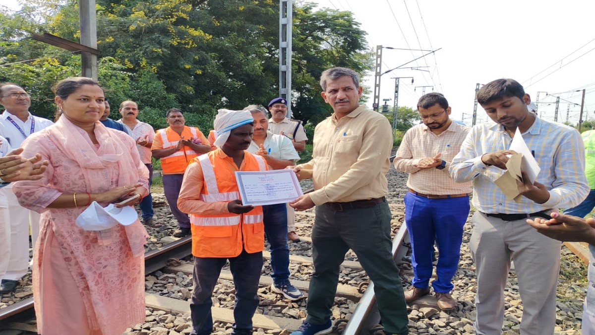 quick action on rail fracture at majhwar ganjkhwaja ensures safe operation
