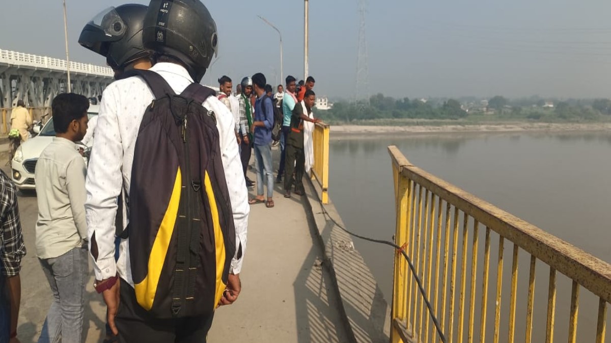 hamid setu railing damaged in ghazipur vehicle collision incident