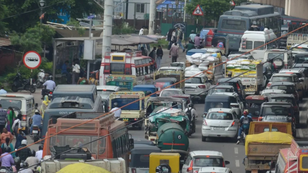 delhi traffic chaos dhanteras crowds cause gridlock snarls across city