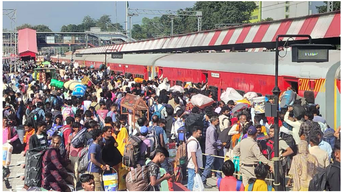 huge rush in doon railway station police system fail