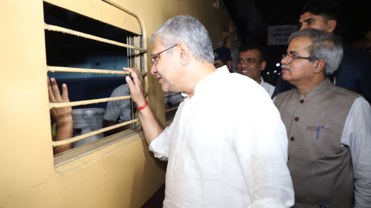 ashwini vaishnaw inspects crowd management at new delhi railway station