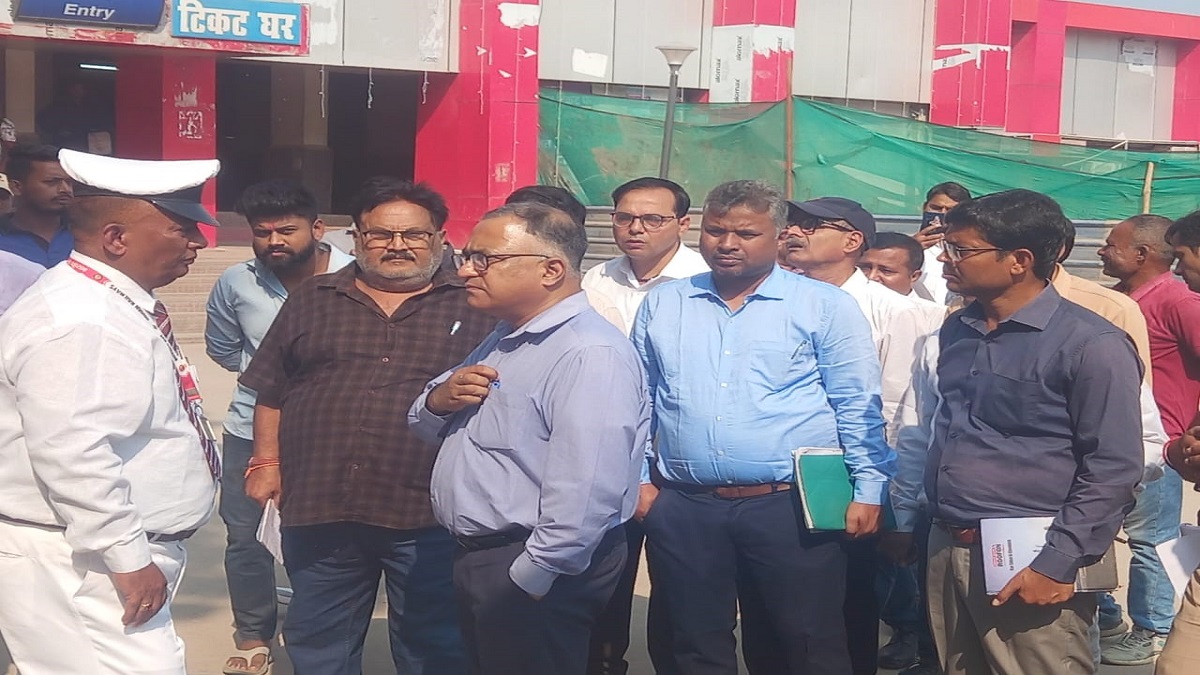 drm gets angry after seeing lift closed at bettiah station reprimands section engineer