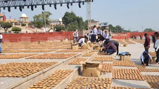 सरयू आरती में 21,000 से अधिक लोगों ने एक साथ हिस्सा लेकर गिनीज वर्ल्ड रिकॉर्ड स्थापित किया। (फोटो- जागरण)