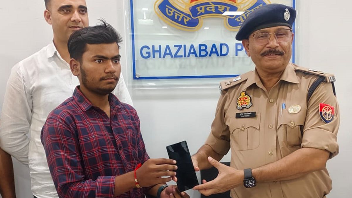 ghaziabad police recover return 219 lost mobile phones