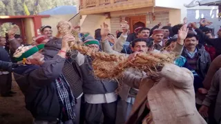 हिमाचल प्रदेश के कुल्लू में बूढ़ी दीवाली मनाते लोग। जागरण आर्काइव