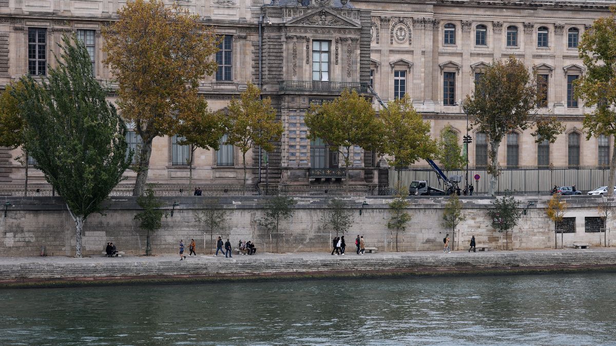 louvre museum heist priceless jewels stolen in paris
