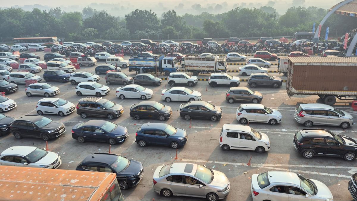 yamuna expressway heavy traffic jam at jewar toll plaza due to diwali rush