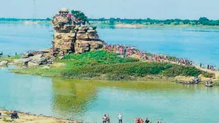 प्रयागराज में घूरपुर स्थित भीटा पहाड़ी के पास यमुना नदी के बीच सुजावन देव मंदिर। जागरण