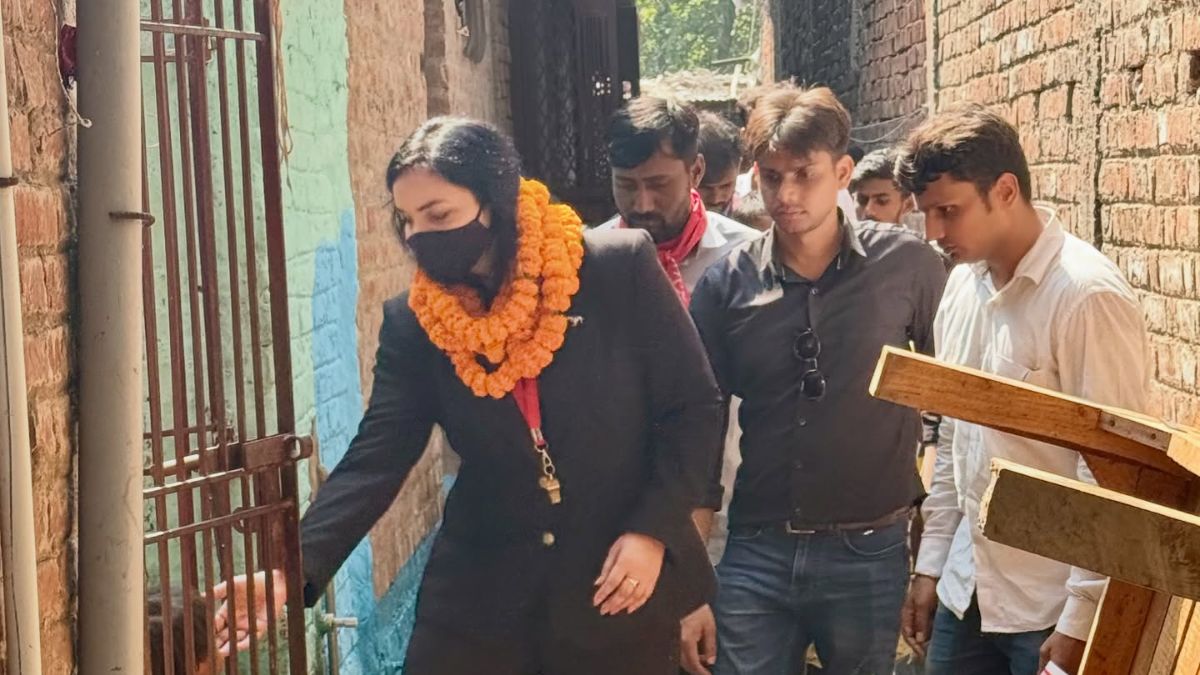 pushpam priya returning from uk to transform bihar mystery of black clothes and mask