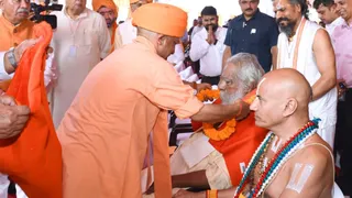 अयाेध्या के रामकथा पार्क में संतों का सम्मान करते मुख्यमंत्री योगी आदित्यनाथ