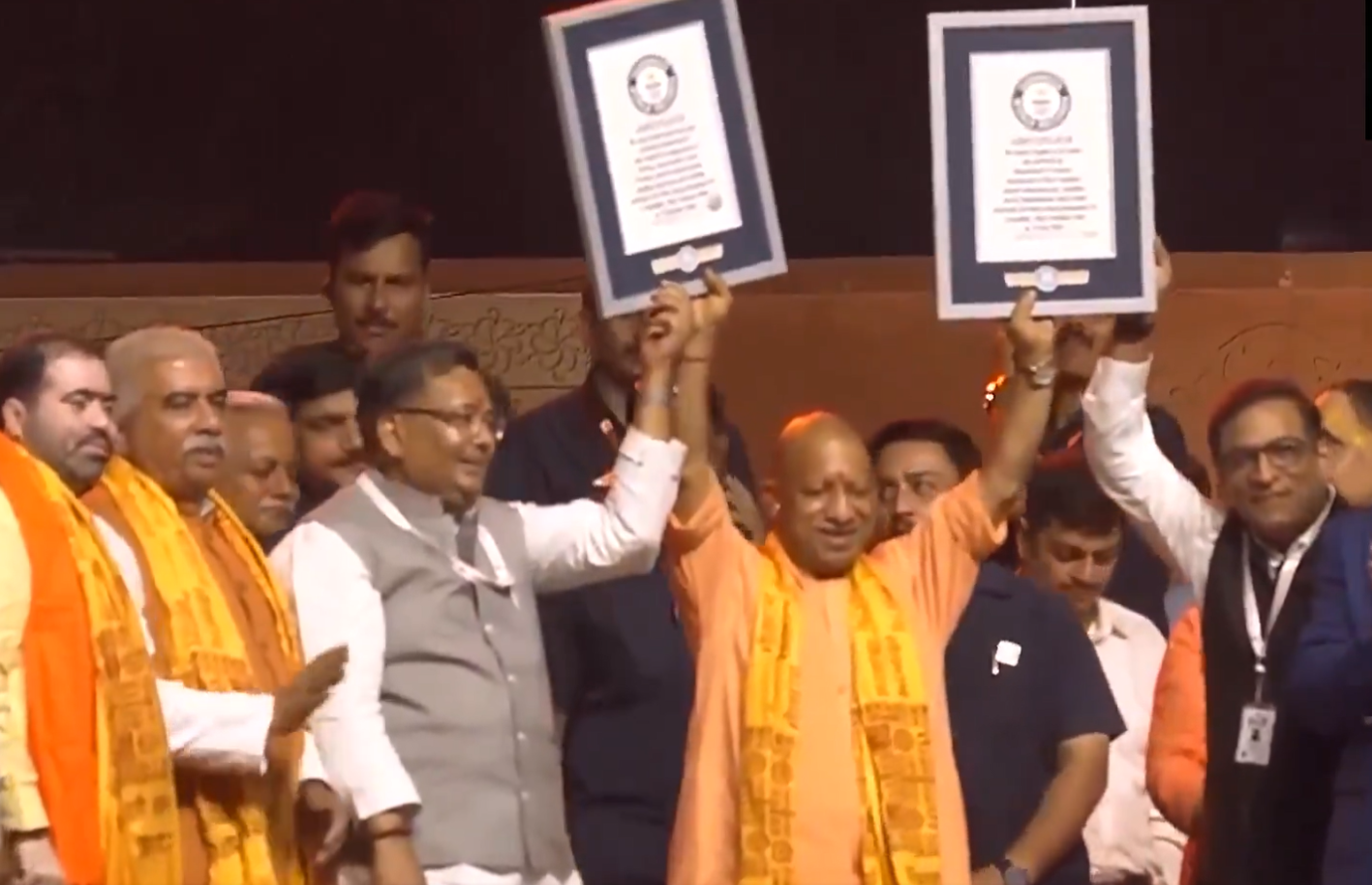 ayodhya deepotsav 2025 cm yogi performs evening aarti at ram ki paidi