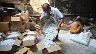 Diwali 2025 प्रयागराज में चौक स्थित बहादुरगंज में चीनी के खिलौने बनाते व पैक करते कारीगर। जागरण