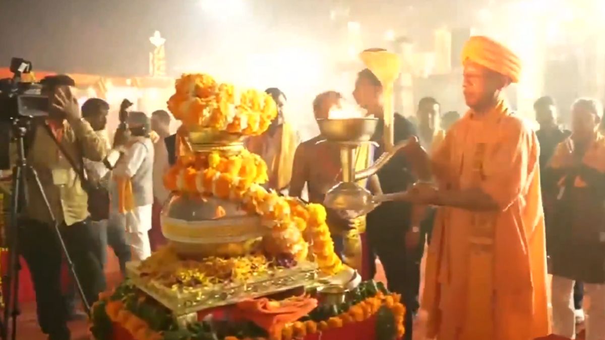 ayodhya deepotsav 2025 cm yogi performs evening aarti at ram ki paidi