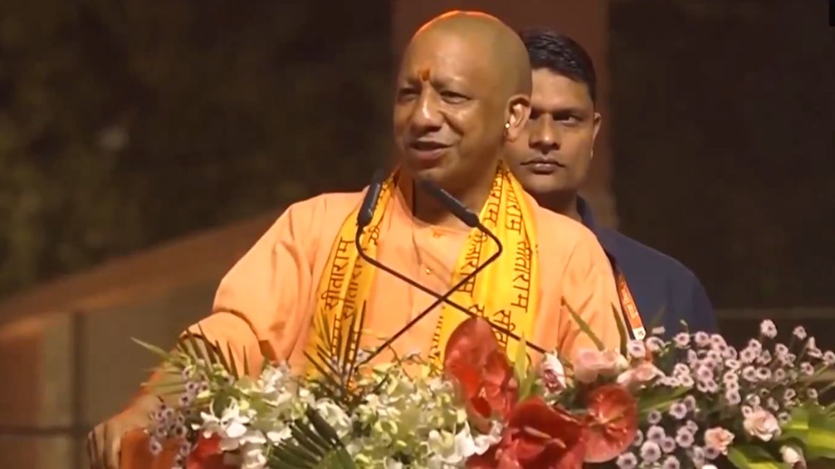 ayodhya deepotsav 2025 cm yogi performs evening aarti at ram ki paidi