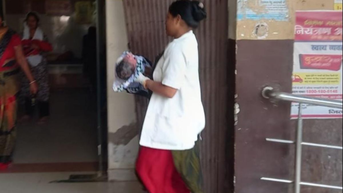 a pregnant woman gave birth to a baby on the road and her cries echoed through an e rickshaw