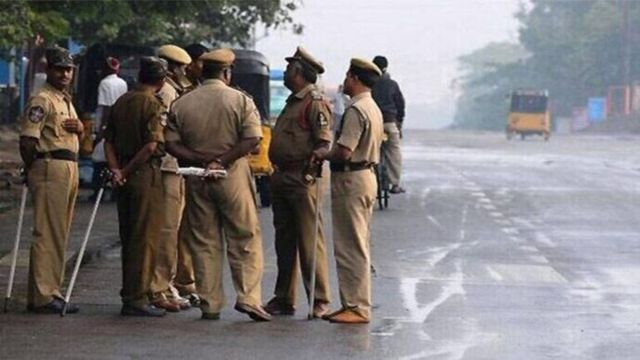 चेकपोस्ट पर अवैध वसूली कर रहे चार पुलिसकर्मी सस्पेंड, वीडियो वायरल होने के बाद हुआ एक्शन
