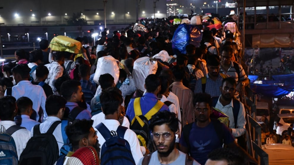 delhi railway bus stations overcrowded for diwali chhath