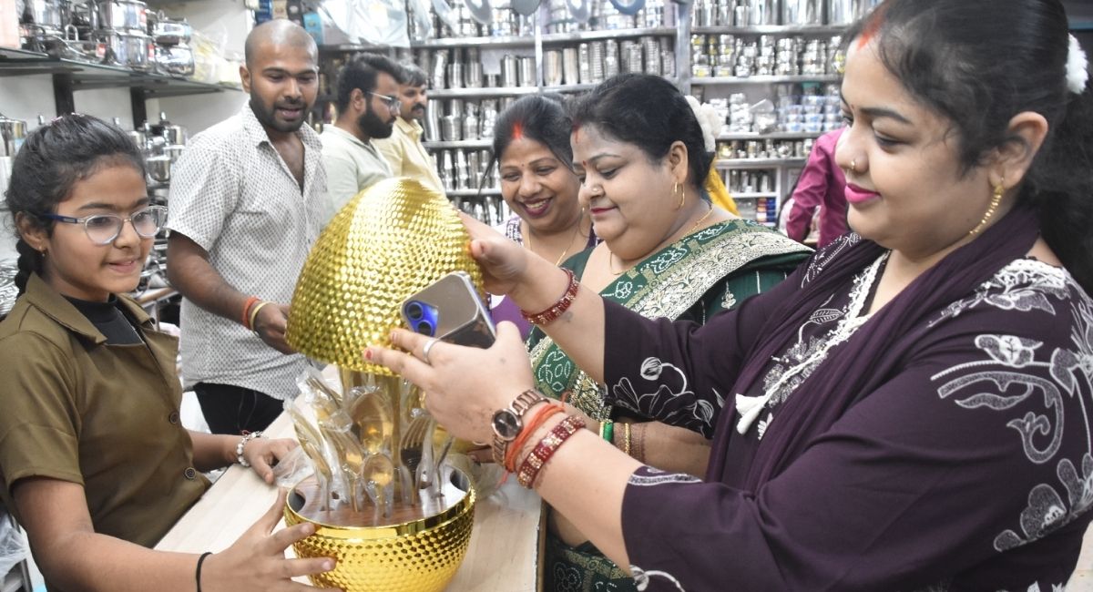 dhanteras brings rain of wealth in the market turnover crosses rs 1000 crore