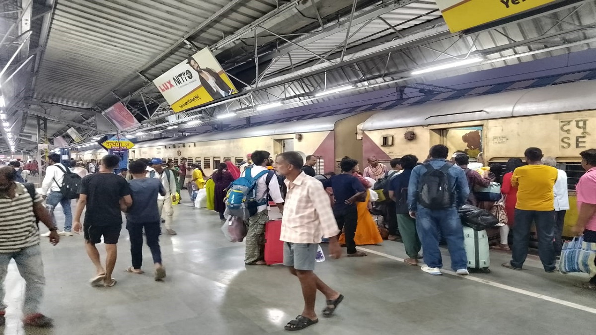 crowd in trains on diwali and chhath festival special trains are also full