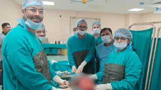 सर्जरी विभाग में आपरेशन करते चिकित्सक। जागरण